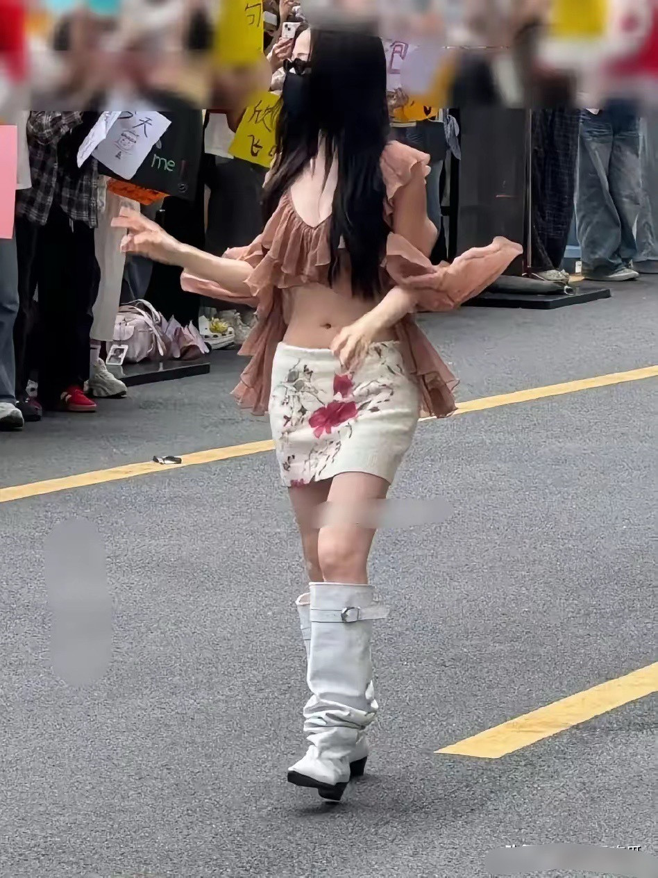 虞书欣这是怎么了？每天穿的不洋不土的而且她的身材比例很一般，体脂率也偏高
