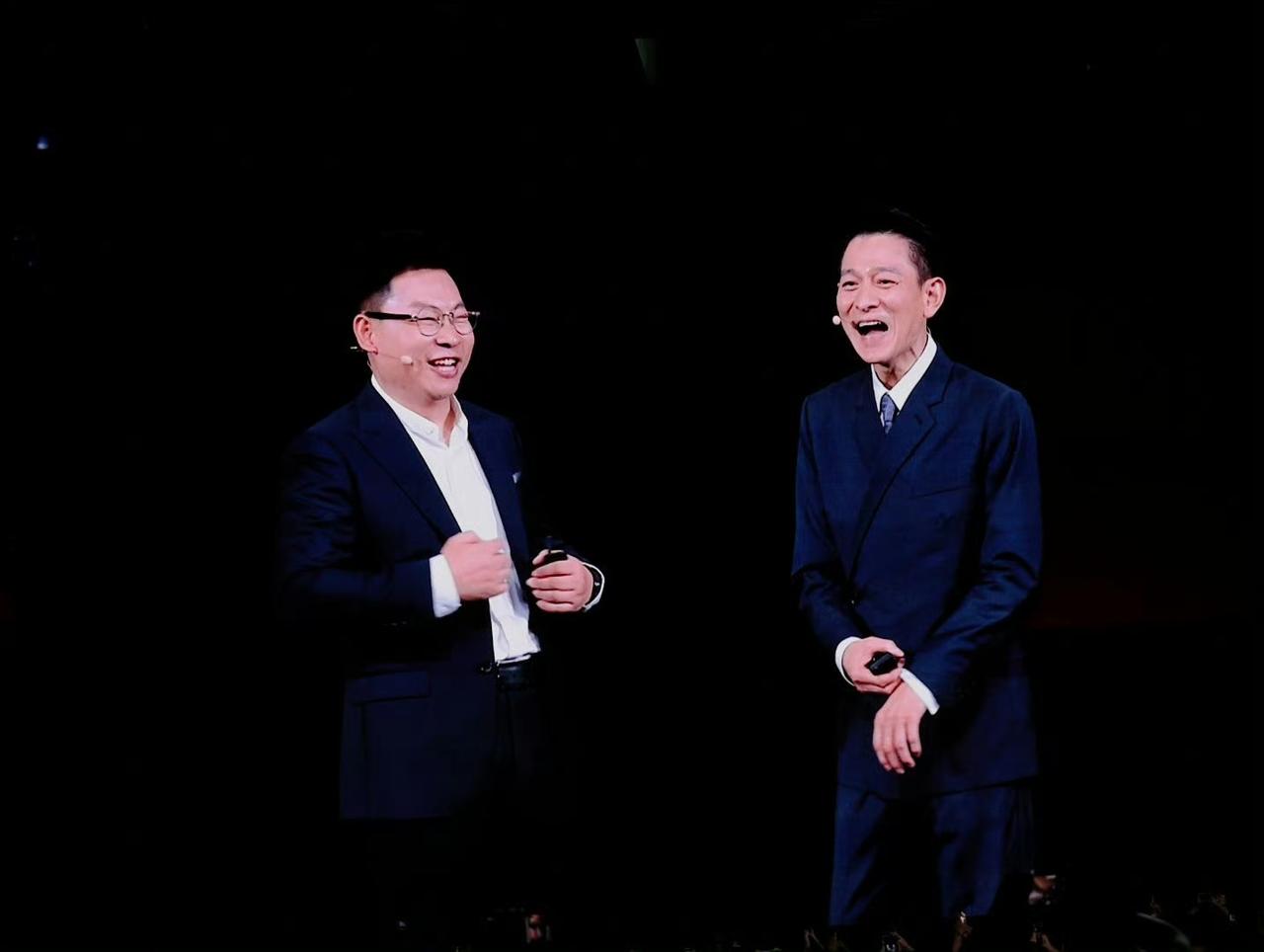 余承东：华仔，欢迎欢迎，今天全场都因为你沸腾了！刘德华：承东你好，华为的产品