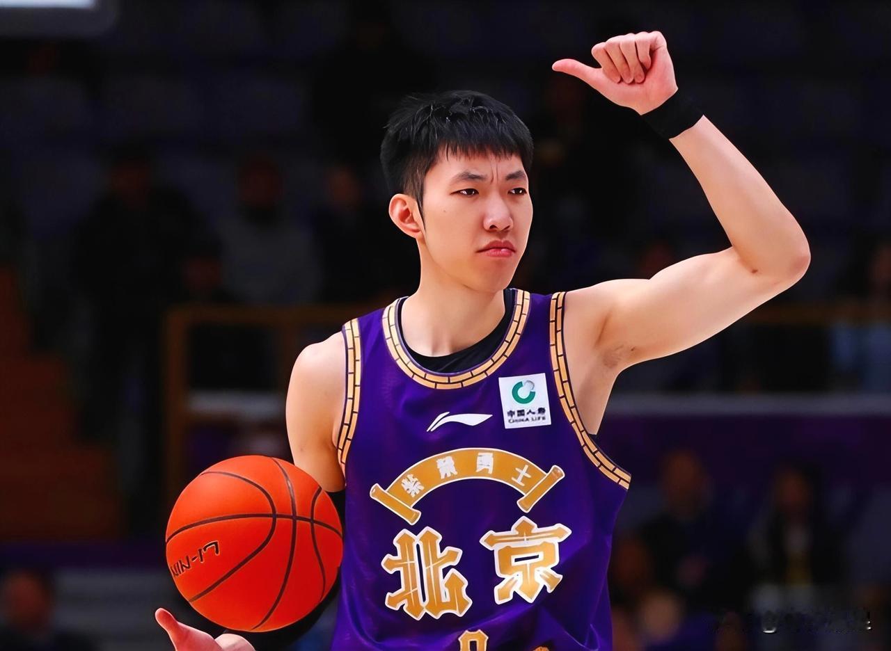 今晚两场焦点战，北京广东球迷均一喜一忧！1.青岛男篮90-95北京北汽北汽队