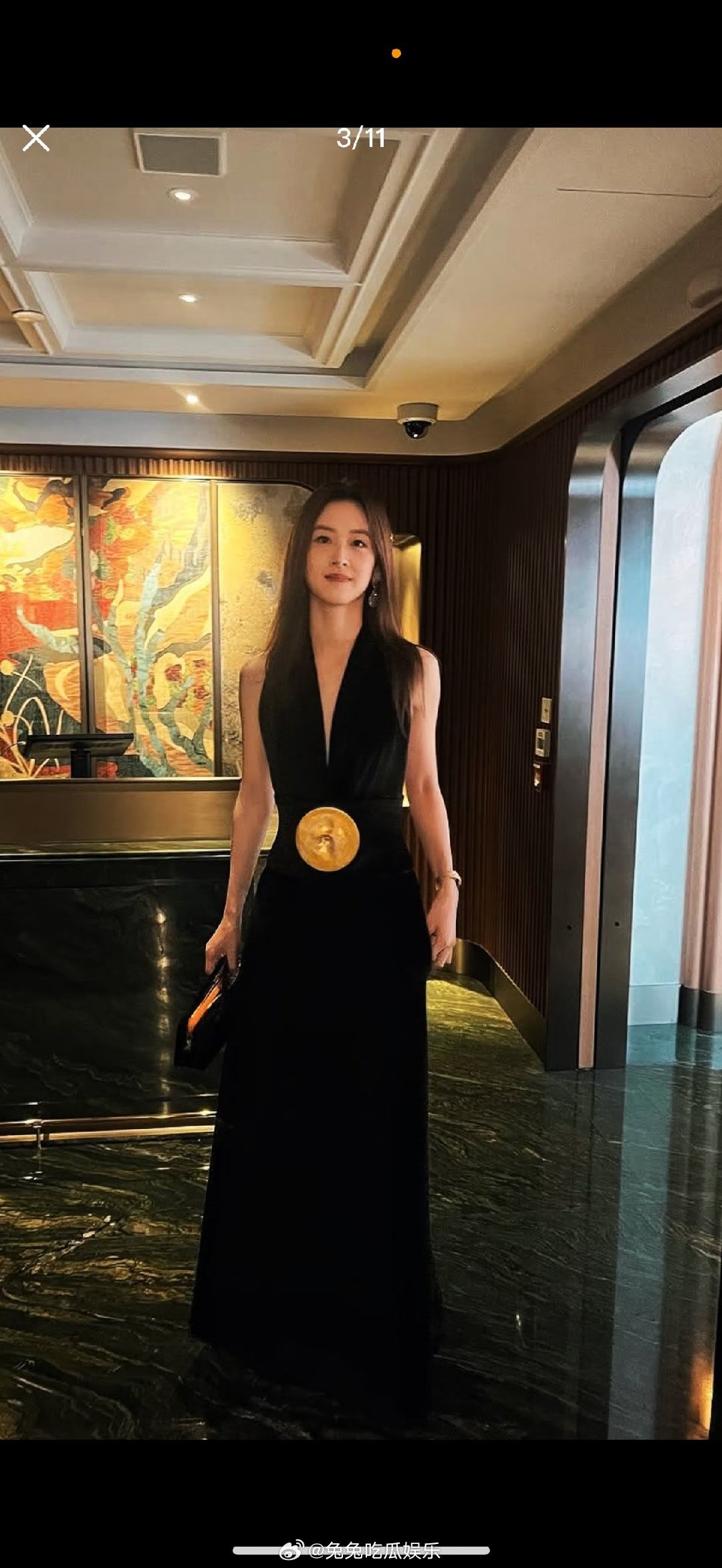 章泽天深V黑裙章泽天穿深V黑裙章泽天一身深V黑裙，气场全开