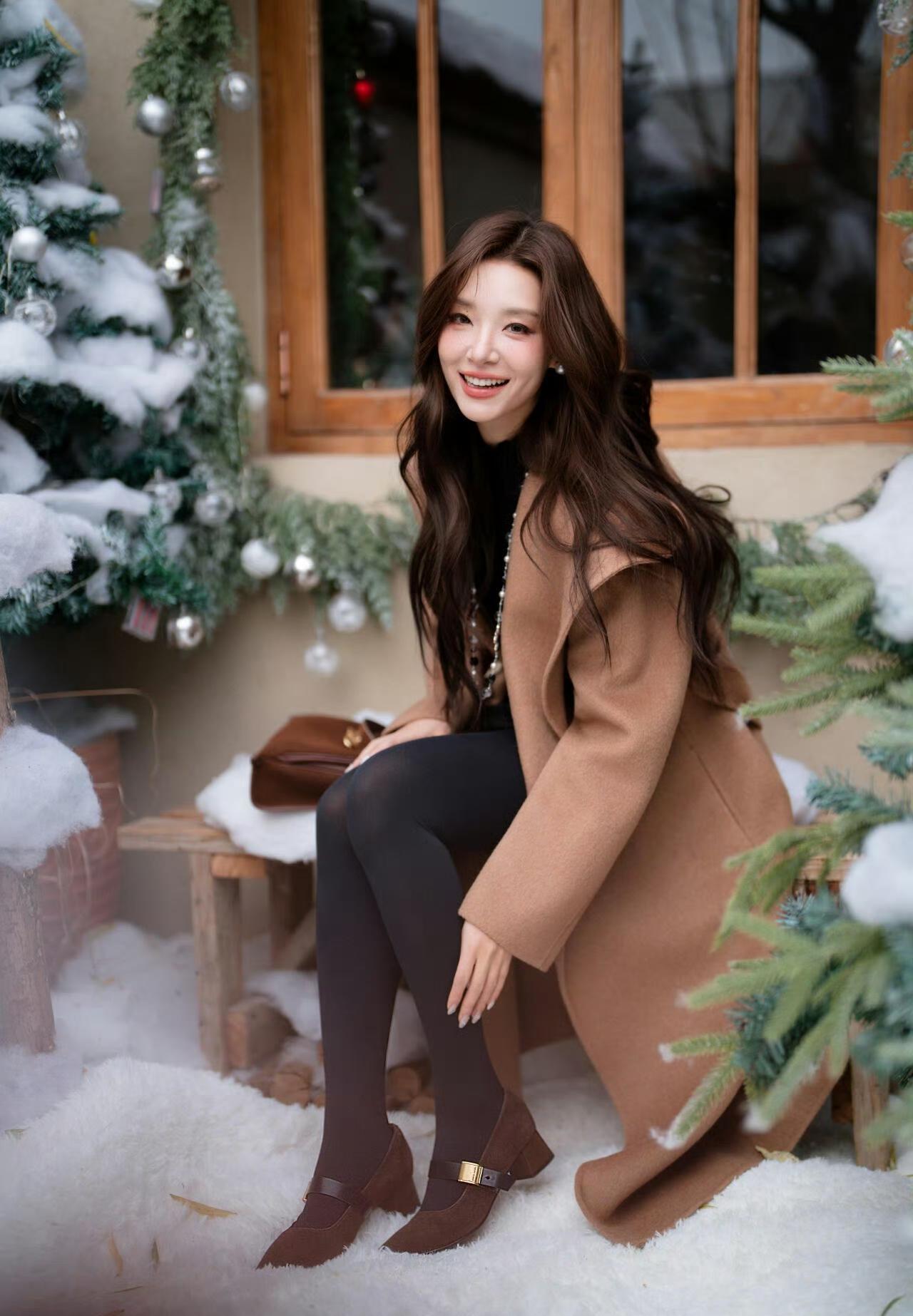 这套穿搭是温暖高级的冬日驼色氛围风，适配圣诞季的温柔质感拉满。驼色长款大衣自带冬