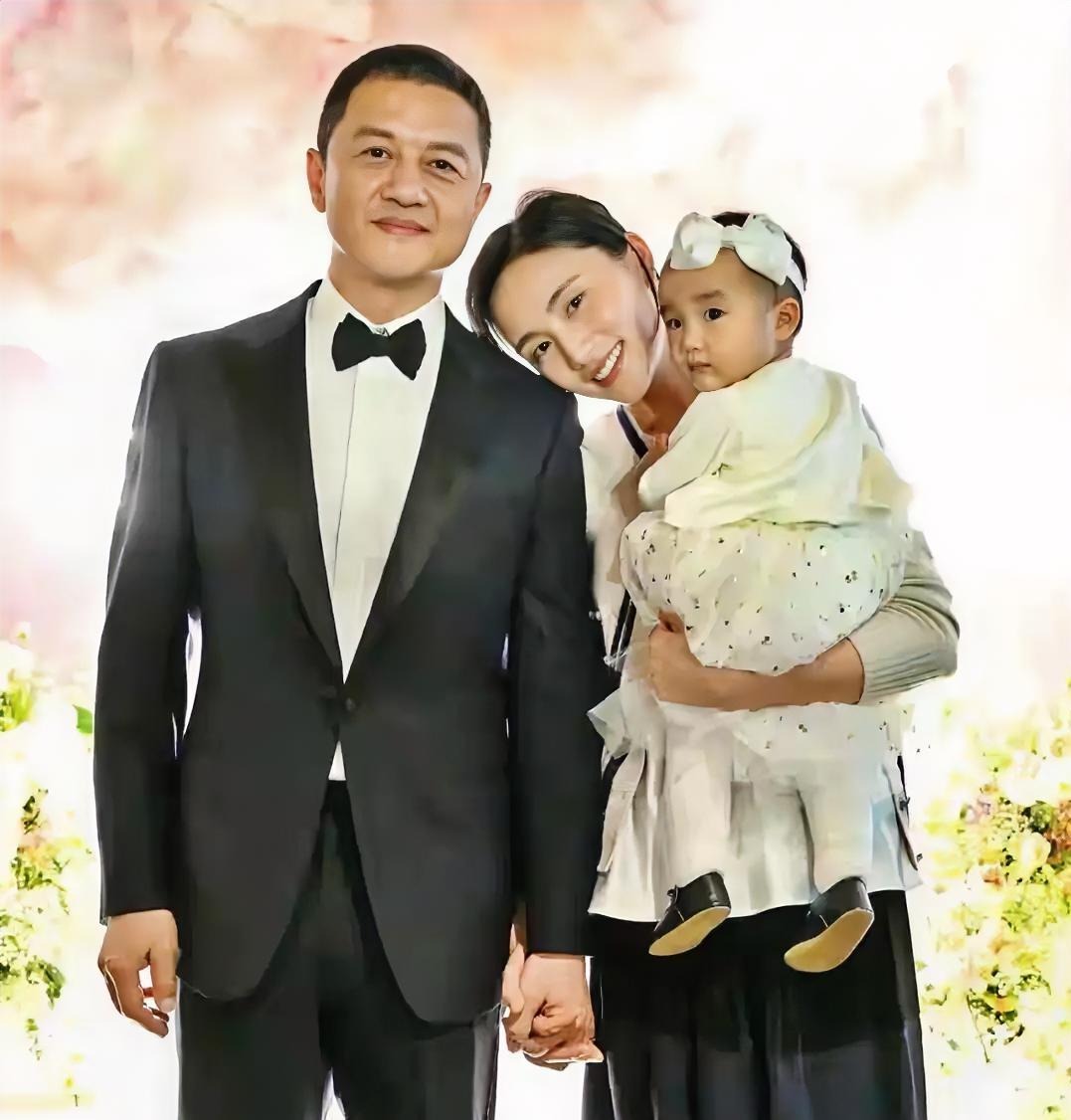54岁李亚鹏，三婚还是离了！官宣文案文艺，网友却嗅到心酸。与小19岁妻子海哈