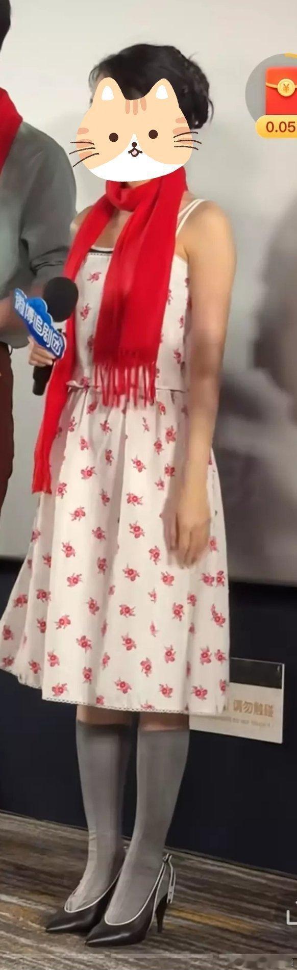 赵今麦为了这个代言真是孜孜不倦给刘郝村当垫脚石、辣菜物啊不过这个刘穿得真强点儿，