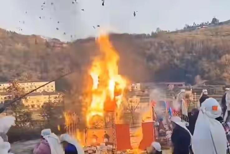 在湖南偏远农村，有位80多岁的老人过世，家属办了三天三夜的葬礼，最后一算账，好家