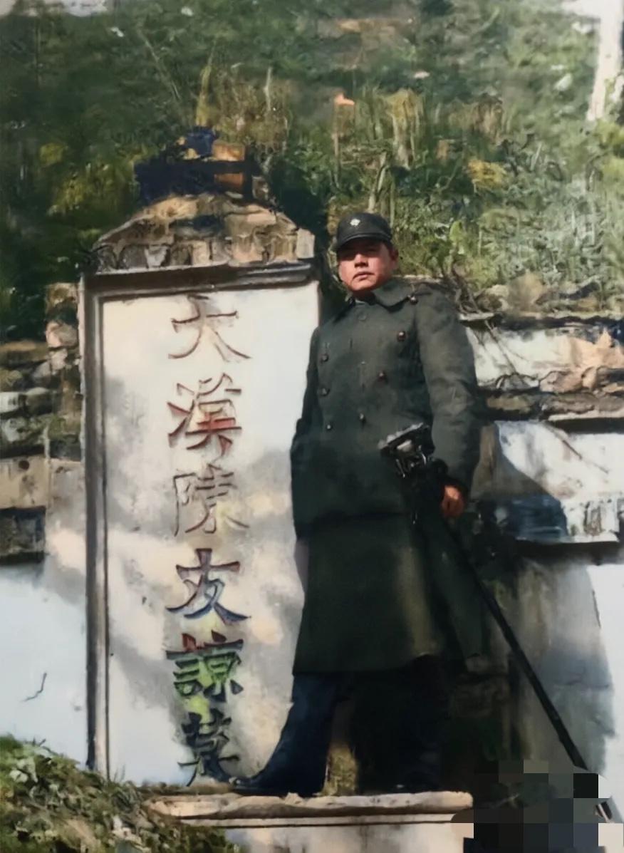 1946年，武汉，张灵甫站在大汉陈友谅墓前的一张留影，彼时抗战胜利不久，武汉刚刚