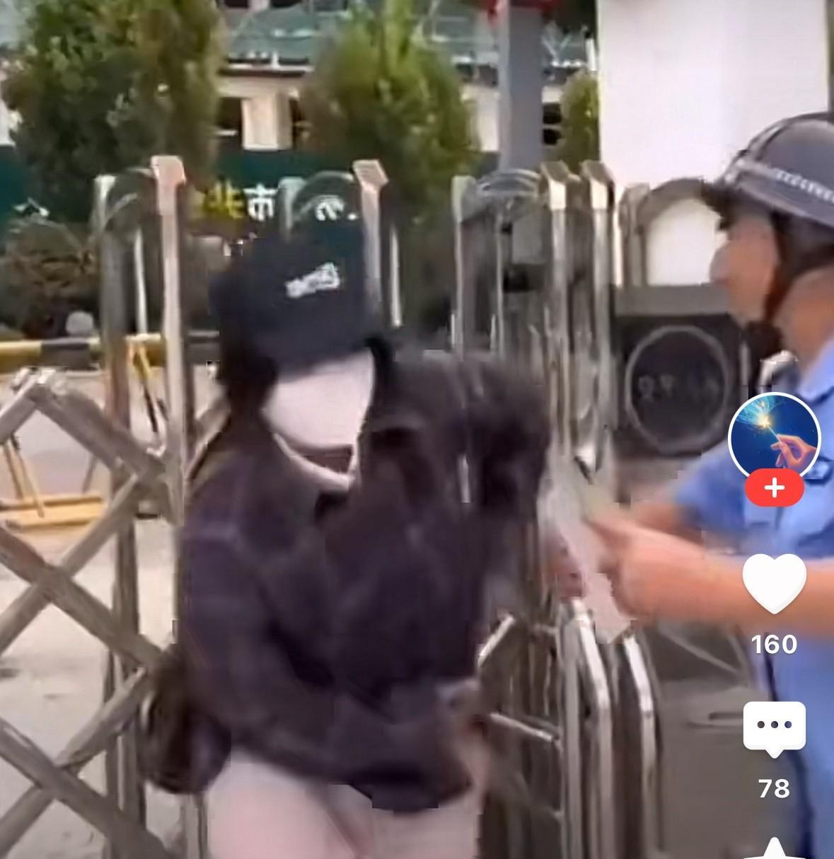 女子跳进幼儿园，保安反应迟钝，眼瞅着女子踹开大门冲到孩子跟前，抓住一个小男孩儿。