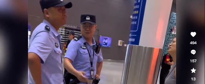 西安，一女子下飞机后在儿子的指认下拿错行李箱，打开后发现不是自己的，立马打车前往