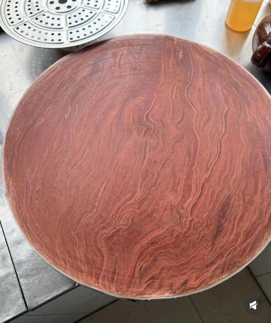 花300多入手的金丝楠木菜板，用了不到半年直接拉胯，才1个月切菜就掉木屑，放着不