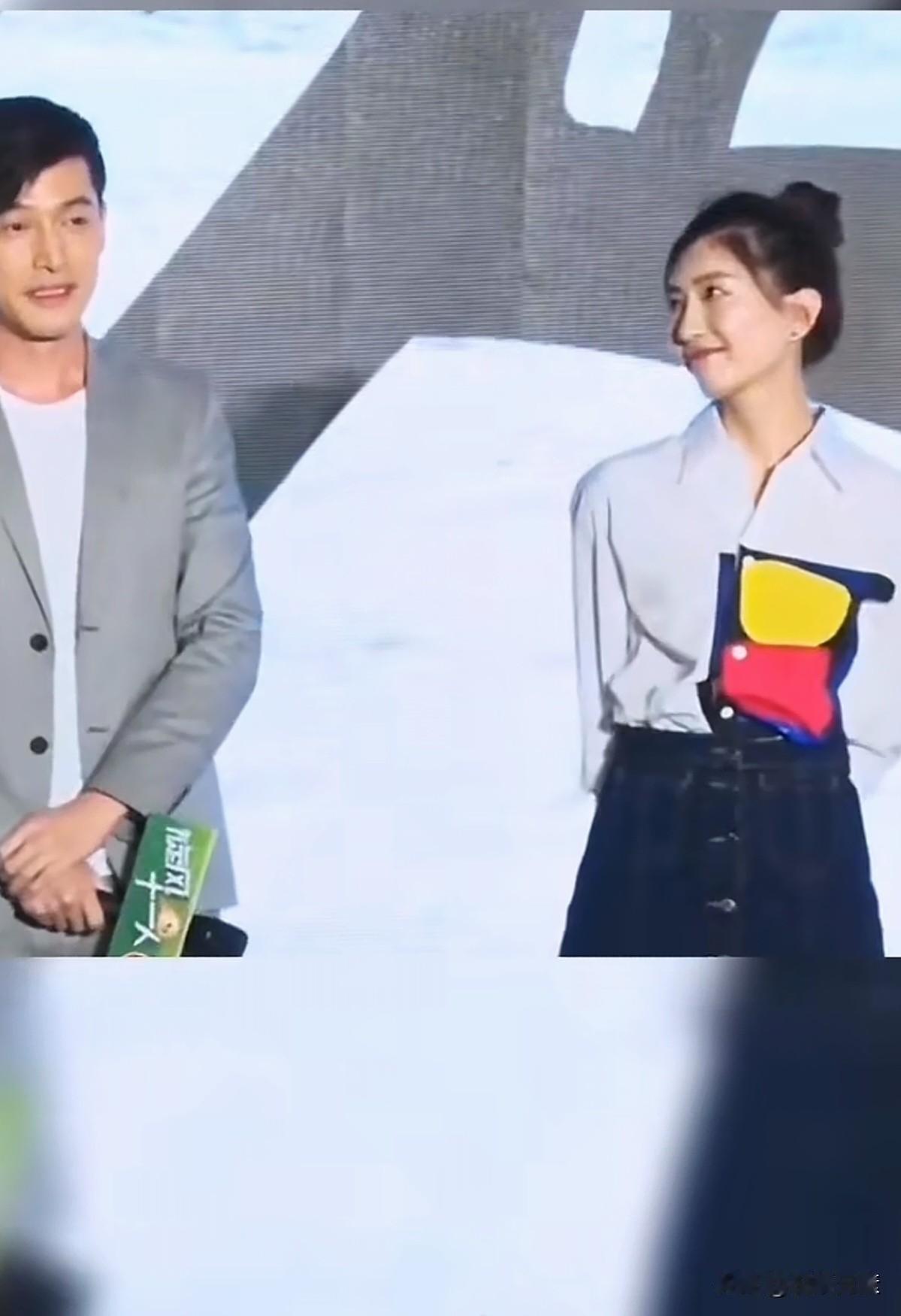 男帅女靓，胡歌与江疏影两个人好配啊，明显看上去江疏影有些余情未了，可惜最终