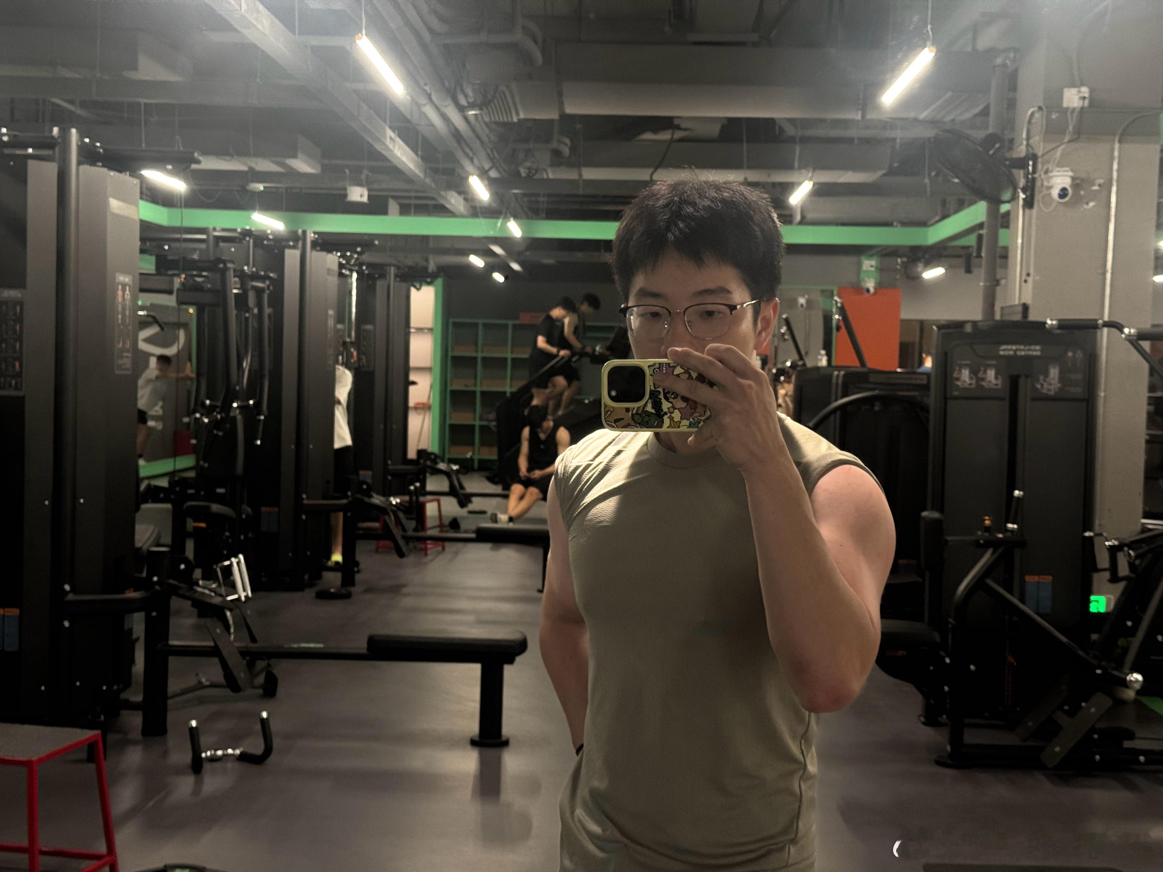 已经连上了四天私教课，今天练手臂，手机这辈子没有充血这么夸张过，结束后教练让我在