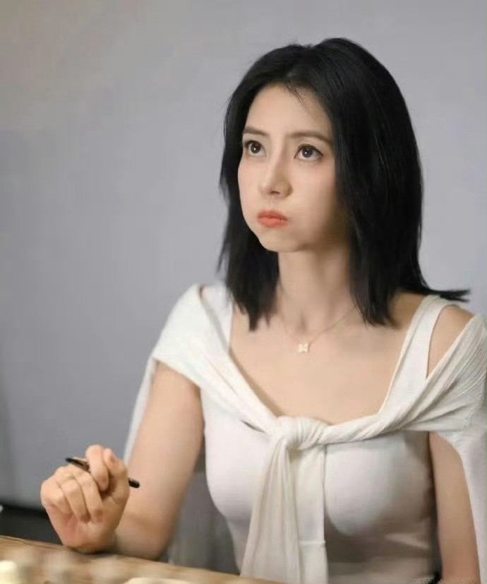 高圆圆估计是练过力量，手臂粗了一圈，看起来更有女人味了​​​