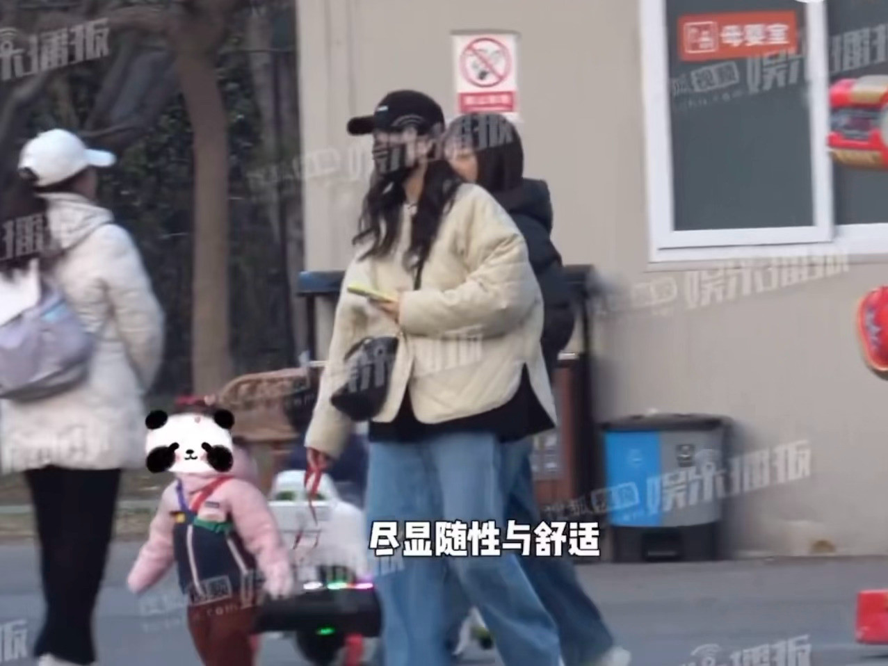 王鸥女儿都这么大了吗？？😯🦊拍到王鸥和家人带女儿逛公园，一路拉着牵引绳，女儿