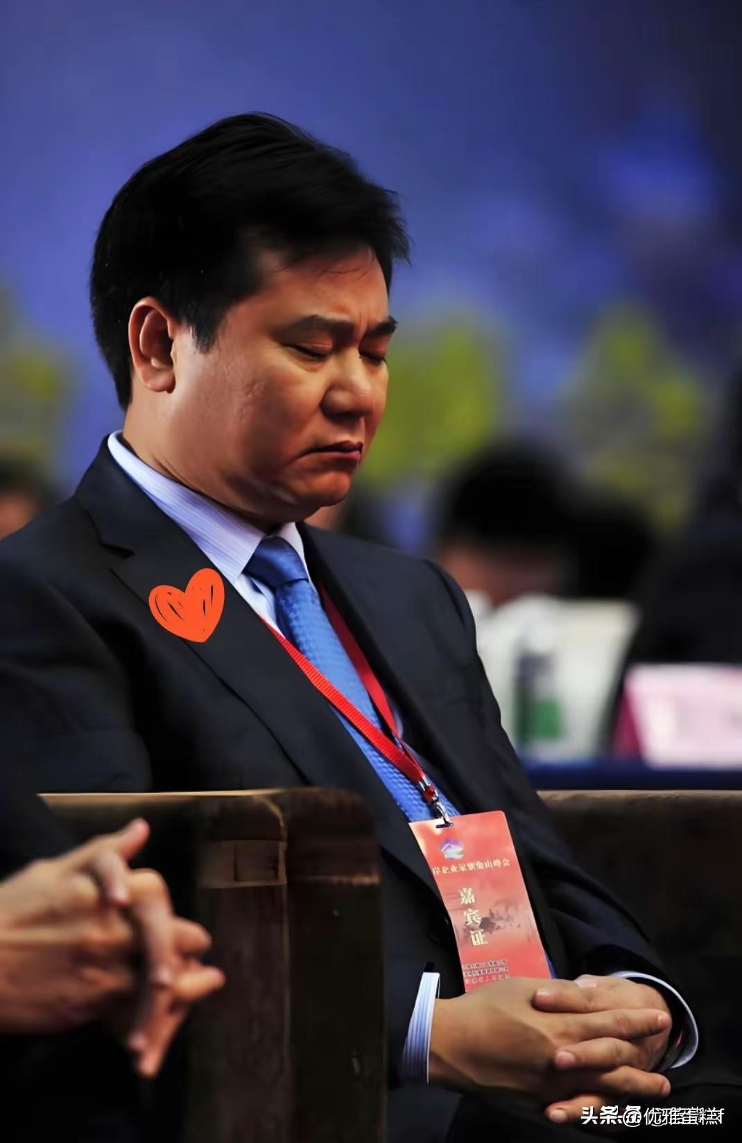 跟许家印比起来，张近东这次退场，确实有股子狠劲。​两千多亿的窟窿，换别人可能早