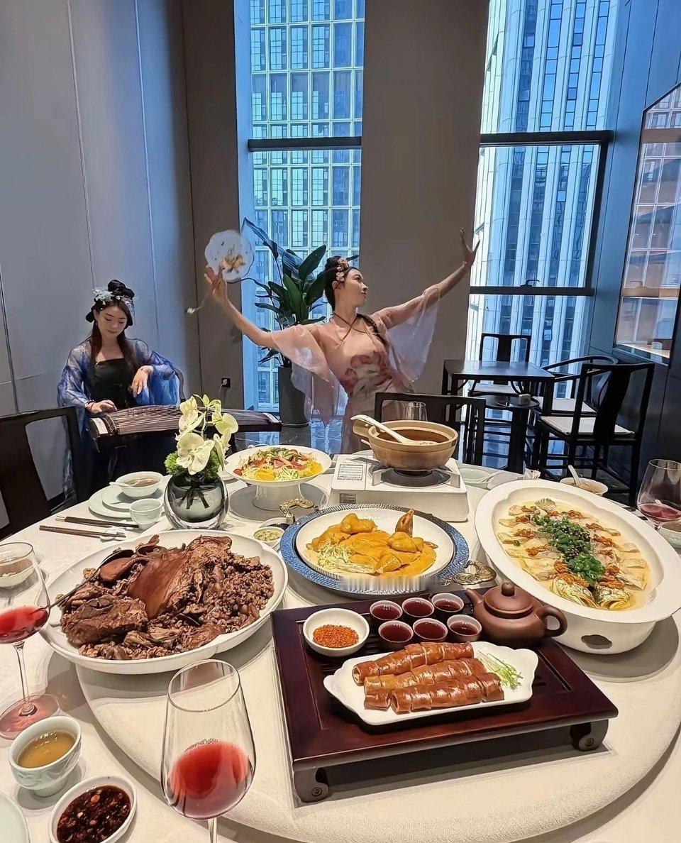 估计月薪过万，才敢这样吃饭吧