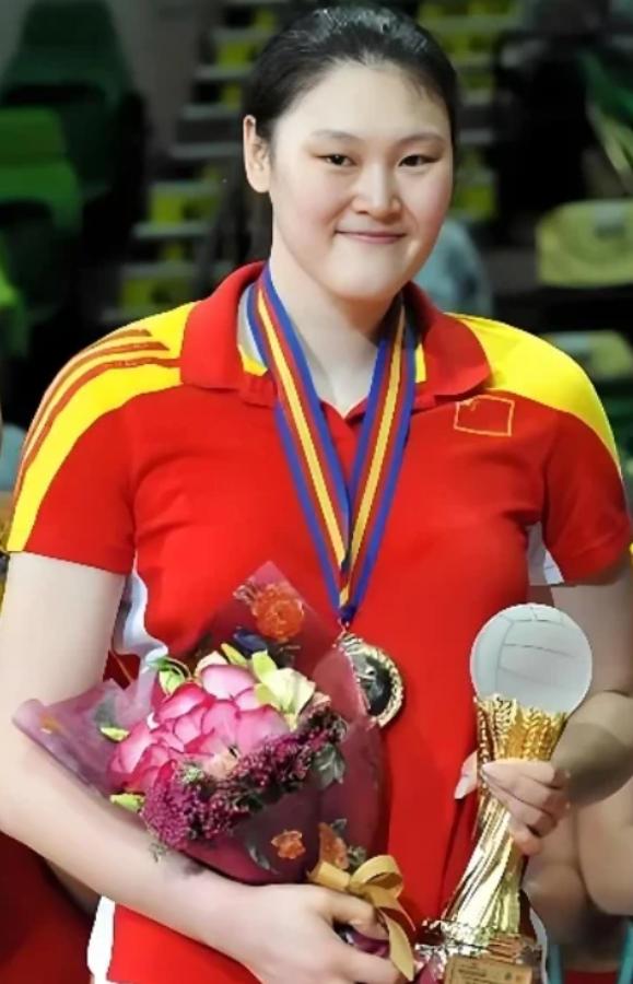 为国争光却惨遭郎平弃用！选择投奔土耳其的王一梅，如今生活怎样？她是中国女排的标志