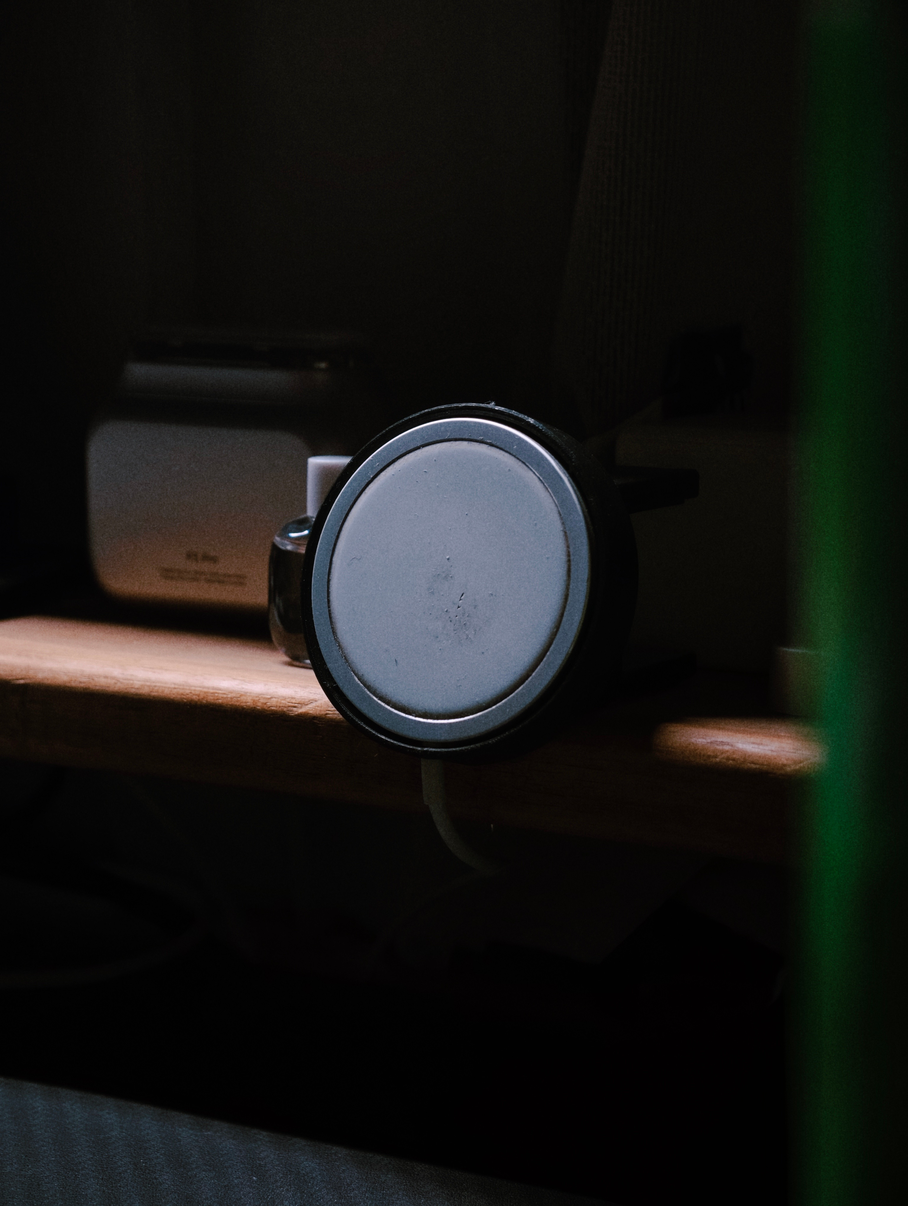 我是无线充电忠实爱好者，你们看我的MagSafe充电器磨损，足以说明使用频率