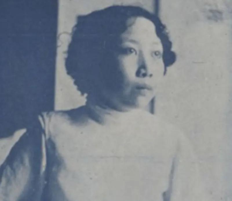 1931年夏天，上海。一个三十岁的女人收拾行李，准备北上长春。包里装着练了二十年