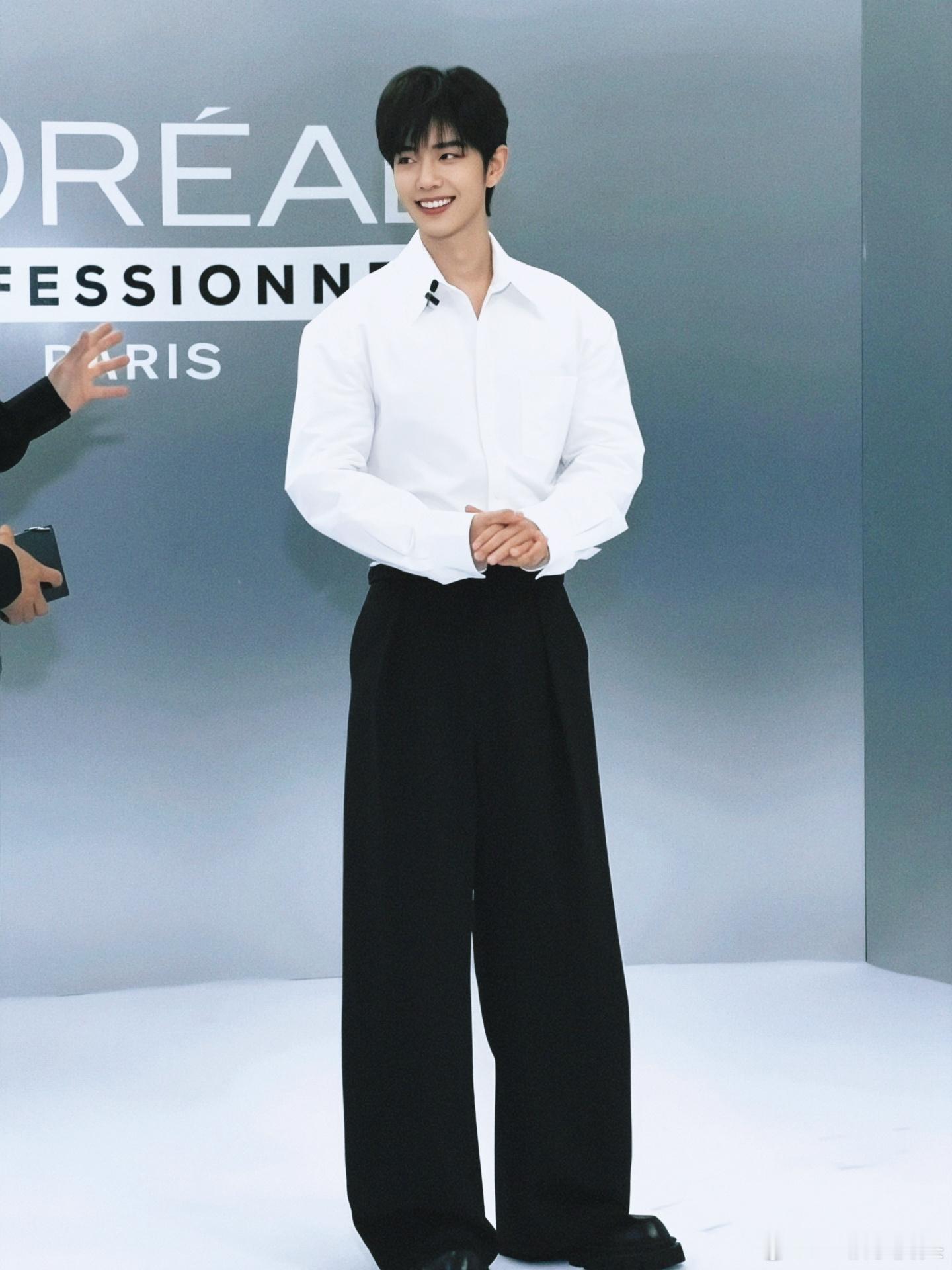 肖战不愧是内娱真人手办，这个腿长比例太优越了！