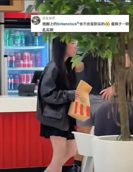 新西兰当地一家彩票中心里，一名女子当着工作人员和路人的面，一边哭一边狠狠扇自己耳