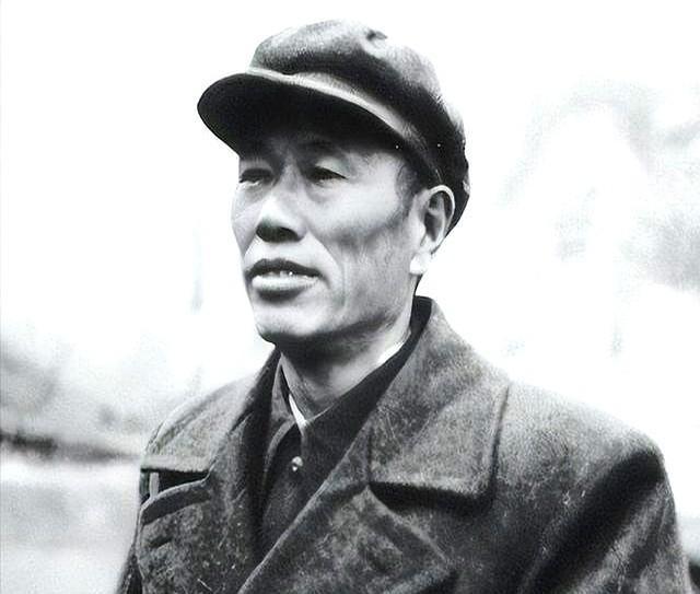 1974年，彭老总快不行了，留下个南斯拉夫总统送的金烟盒，点名要给邓华。彭德怀