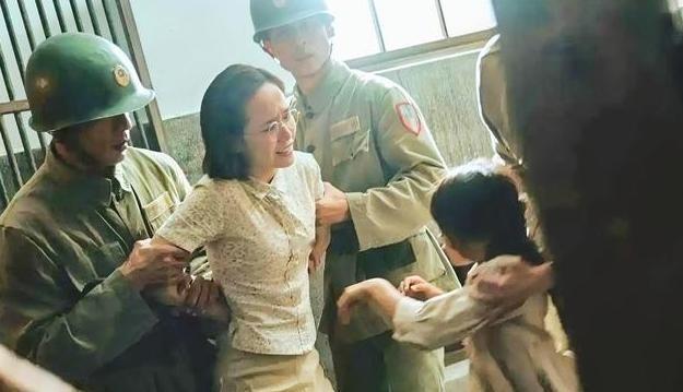 1956年，国民党员丁窈窕押赴刑场时，给她拍下了这张照片，她不是战斗英雄，被捕只