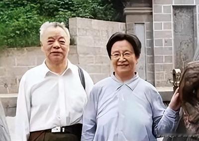 一辈子不争不抢的王景清，1982年离休后，等来的不是安稳日子，而是一纸离婚协议。