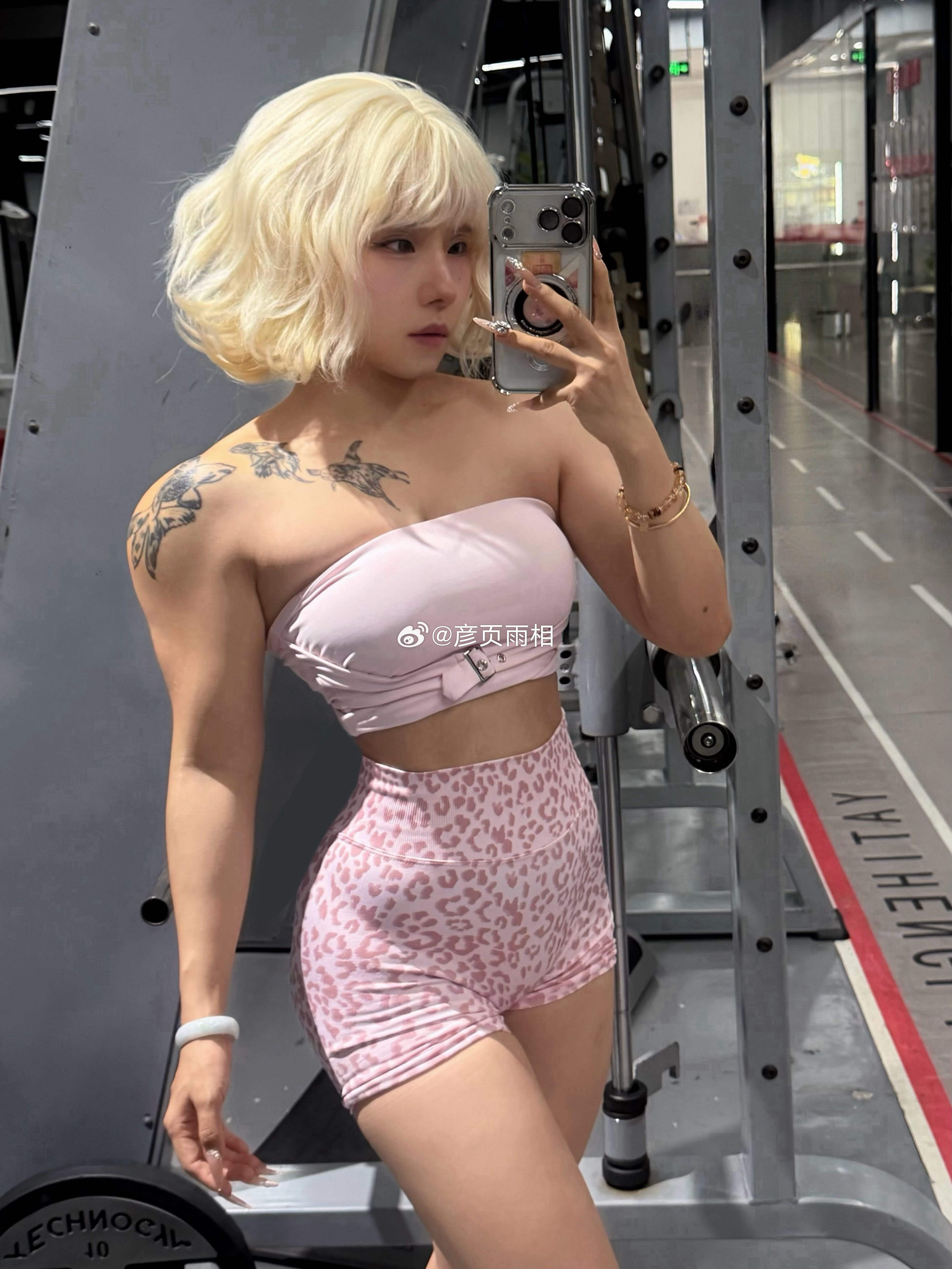 训练结束🔚穿最粉的衣服练最狠的肌肉💪