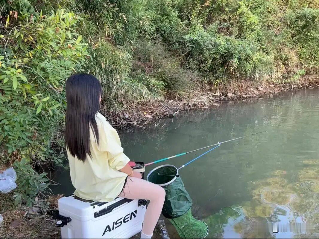 现在全民热衷钓鱼，早已不只是老年人的消遣，全国活跃垂钓人群超1.5亿，中青年占到