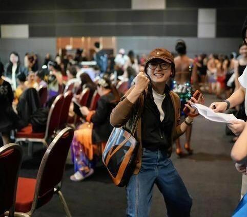 最近孙俪陪女儿小花去参加拉丁舞比赛，孙俪的女儿还获得了冠军，孙俪高兴的手舞足蹈。