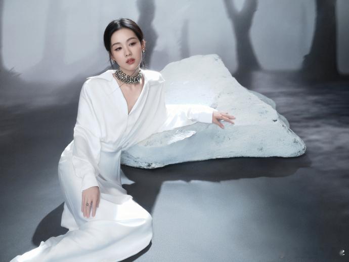 陈都灵戴了好多珍珠在这个寒冷的季节里，陈都灵用她的清冷气质和奢华的珍珠装饰为我们