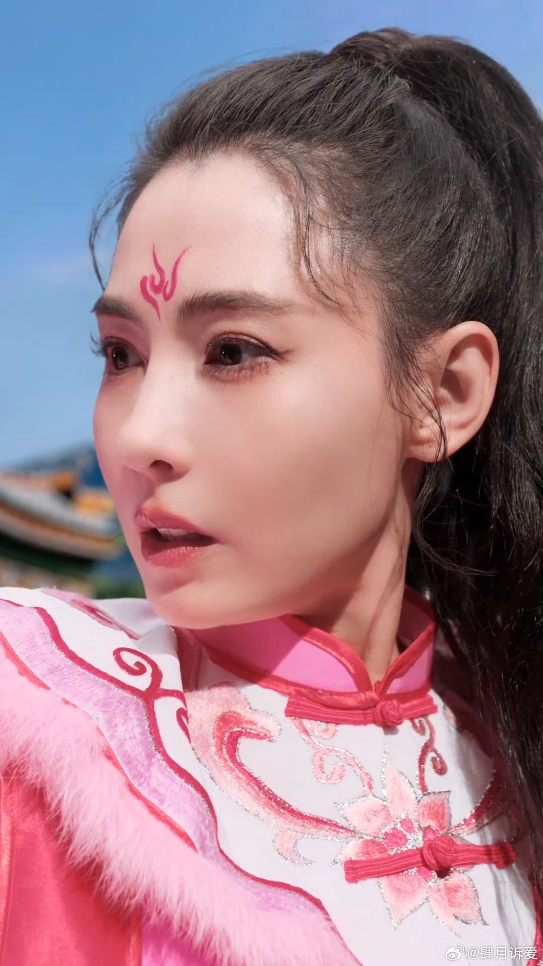 张柏芝被英歌舞小孩姐帅到英歌舞小师父又飒又萌，张柏芝在一旁认真模仿，师徒同框的