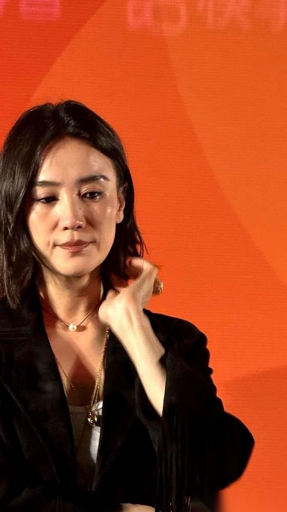 就因为一张提着鸟笼的照片，宋佳出事了。一套新中式衣服，一个鼠尾辫发型，直接被人