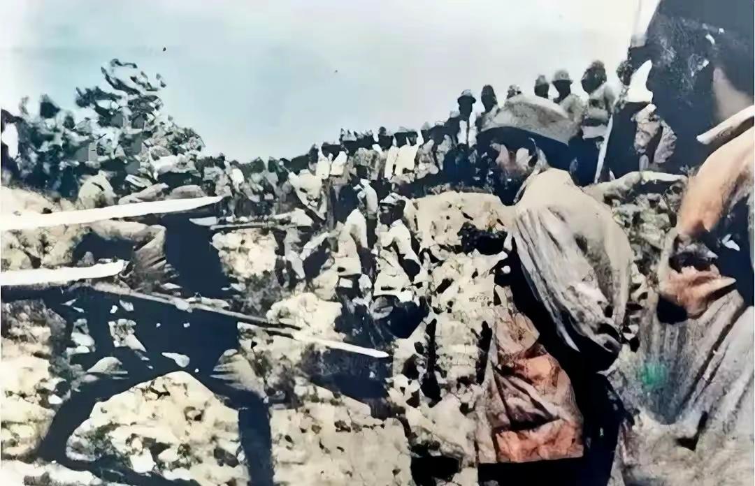 侵华战争期间，被日军俘虏的战士们，遭到集体屠杀。战士们在受尽折磨后，被反绑了双手