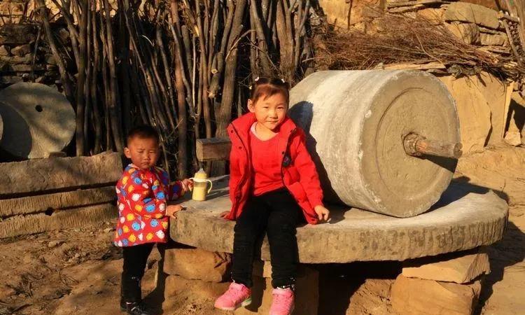 小侄女考上县重点高中，弟弟与弟媳前天进城想租房子陪读，妹妹汗流浃背带着他们寻了好