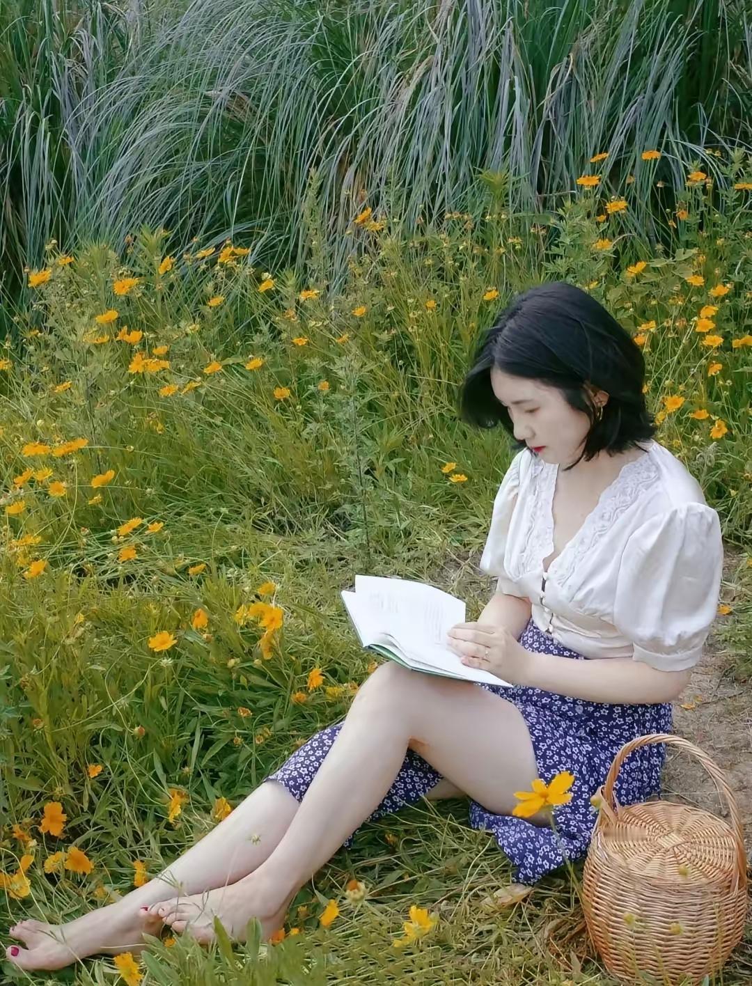 在花海中阅读，享受宁静的午后时光🌸📖