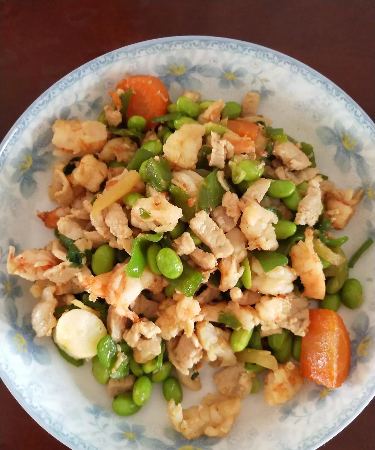 每年夏天，青毛豆下来的时候，我家经常买来做，我特别喜欢吃。这种青毛豆比黄豆蛋白质