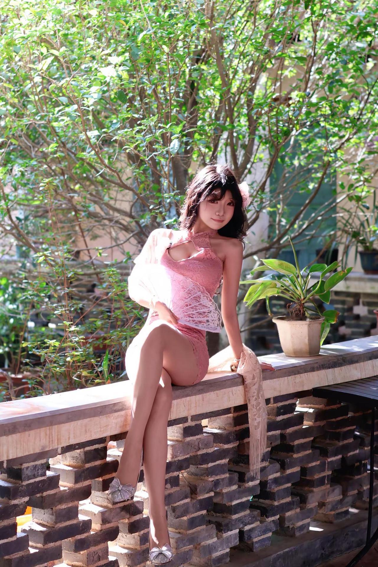 先生我不必学牡丹开。户外旗袍旗袍美人