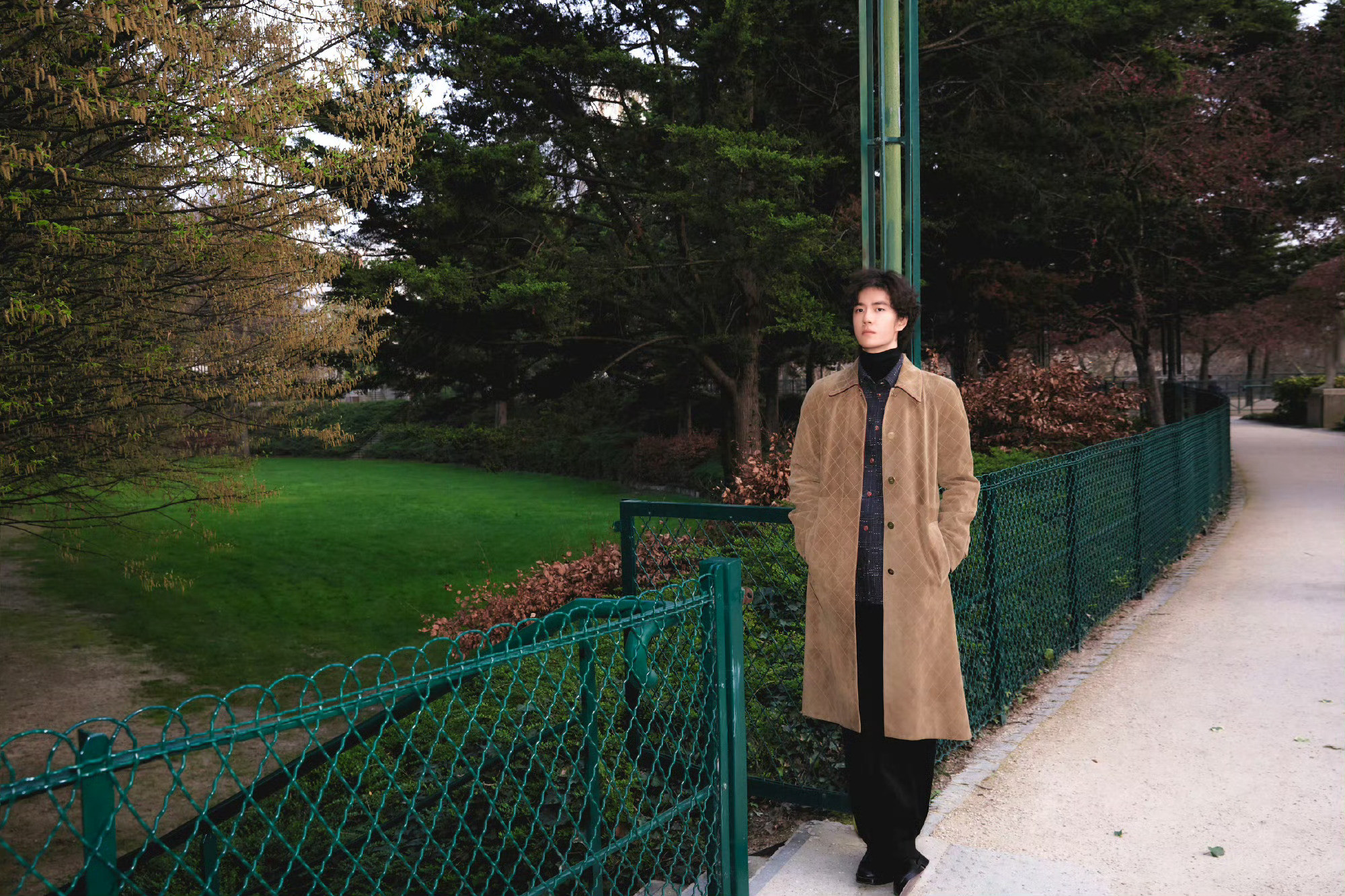 王一博CHANEL造型王一博修长的身形和大衣适配度王一博CHANEL造型，王一