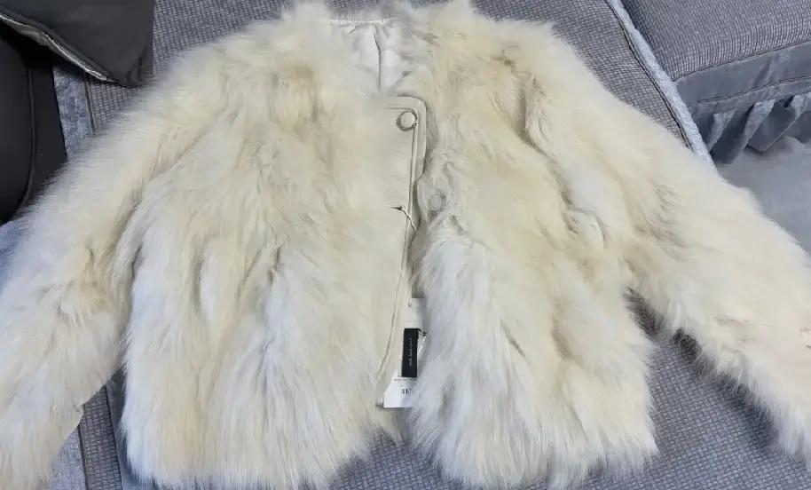 手头有件二手皮草不知道怎么处理？别急，这事儿有解。去年二手奢侈品市场都冲到