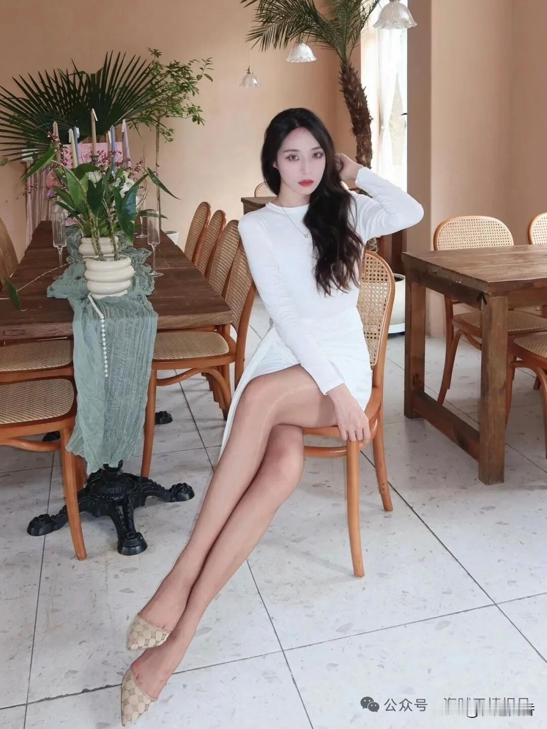 白色连衣裙搭配巧克力丝袜也是绝美的！