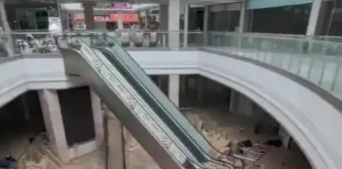 我国贵州榕江这次大洪水让县城里开店的老板赔惨了，因为洪水把街道上一层二层的许多