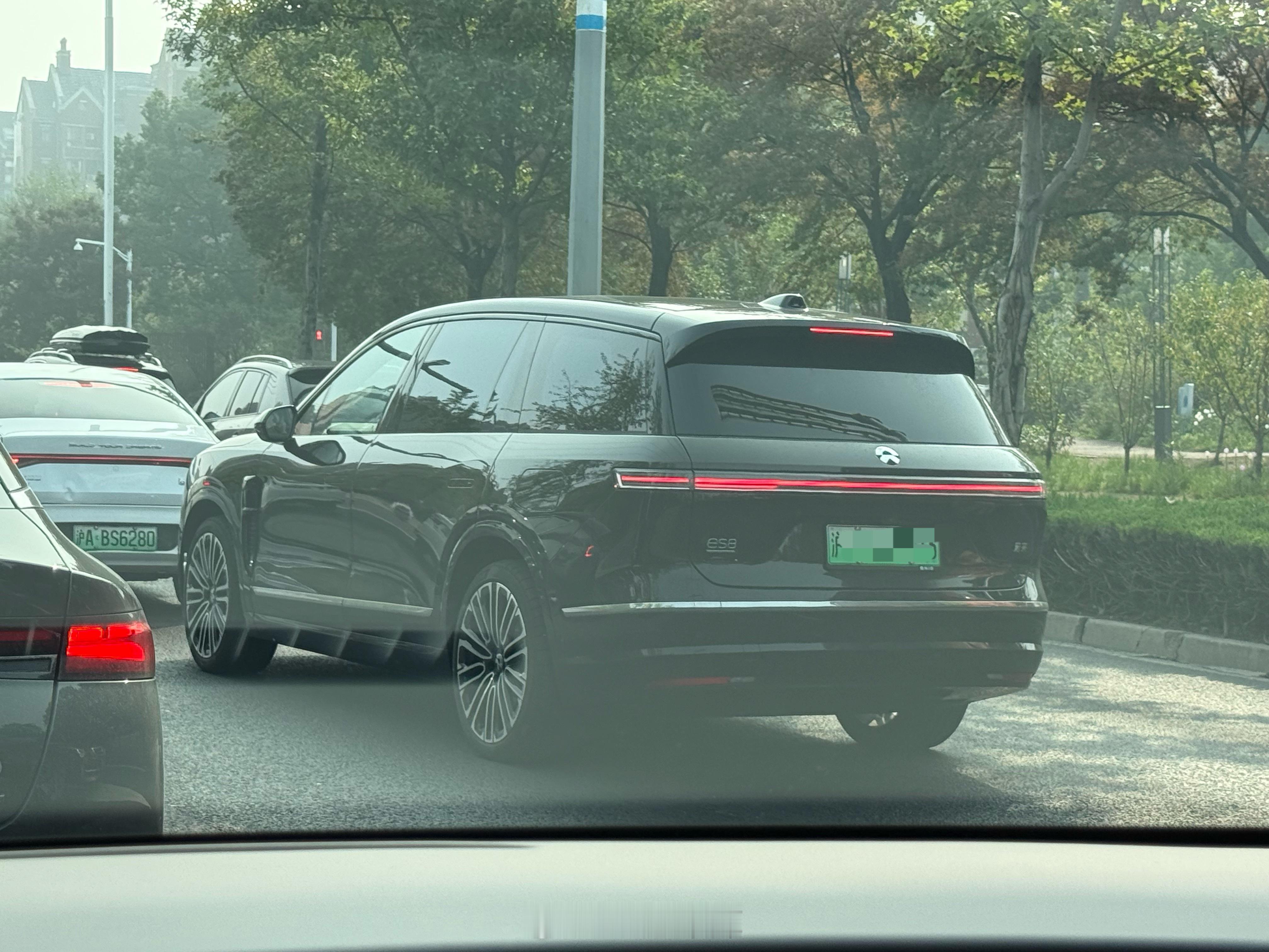 路上新ES8越来越常见了，上周刚官宣交付超过1万台。看样子交付速度这个短