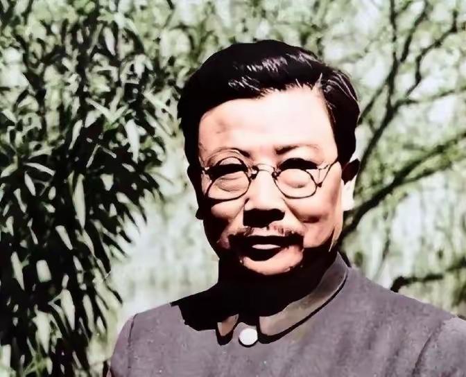 1957年10月25日，李克农吃完午餐后，自感头昏，便想出去透透空气，刚迈出门槛