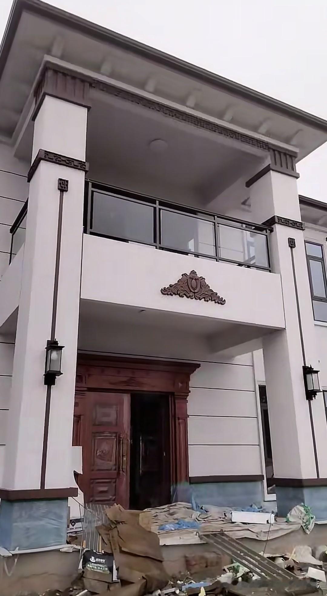 这是网红王老猫去年修建的轻钢别墅，最近被一场大火烧上了热搜，估计王老猫这次肯定不