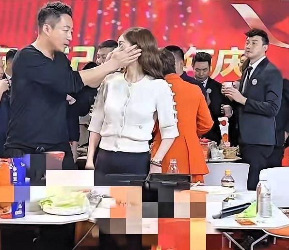 小菲看着筱梅，她真的不容易，每天都忙得不可开交，还要照顾家，所有人都在想，这到底