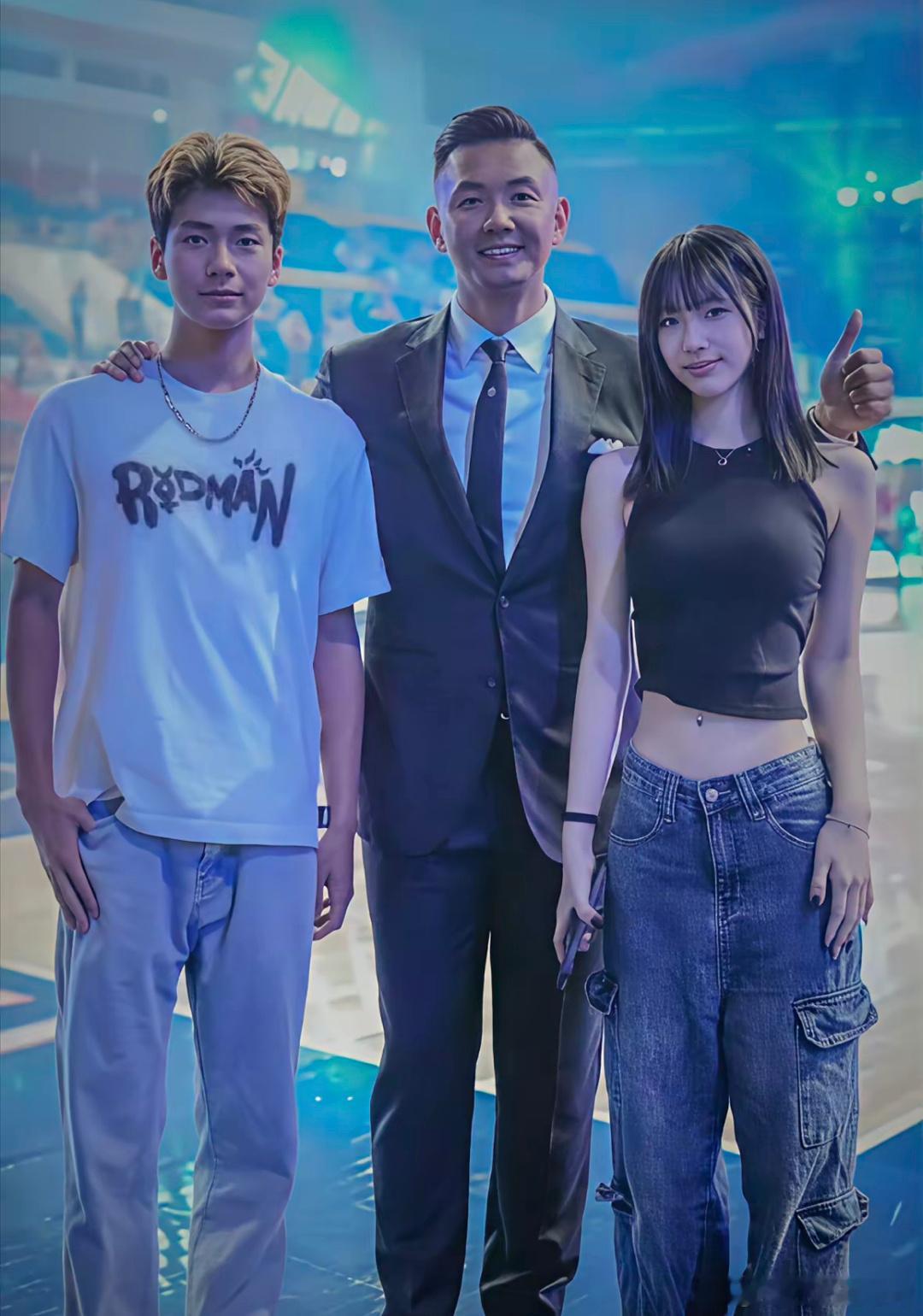 小S女儿与大姐儿子同黑人陈建州合影，若放内娱，也算有话题热度，星二代齐聚引关