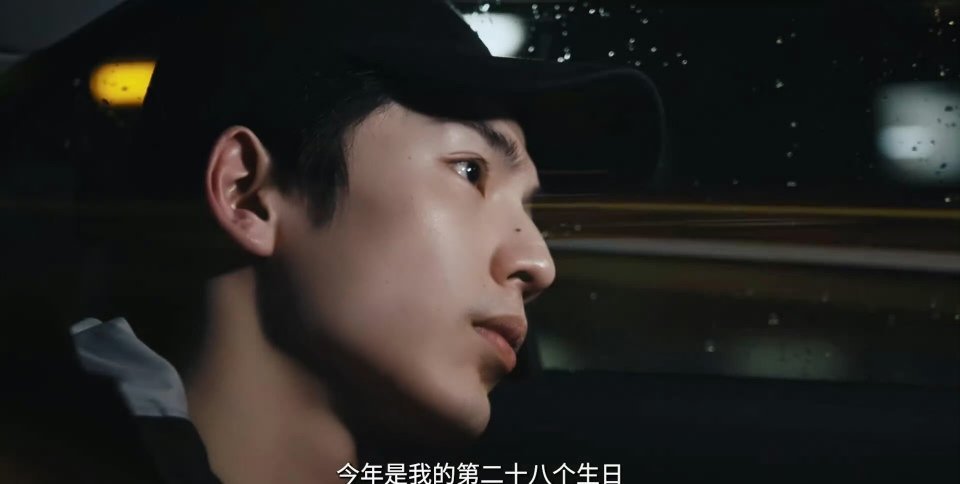 张凌赫素颜不会真的有人认为和张凌赫只差一瓶粉底液吧....素颜把自己骨相优越展现