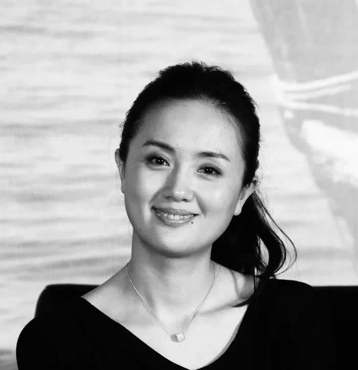 朱媛媛，女，著名女演员，51岁因癌症去世，嘴角有痣；李建群，女，著名女演