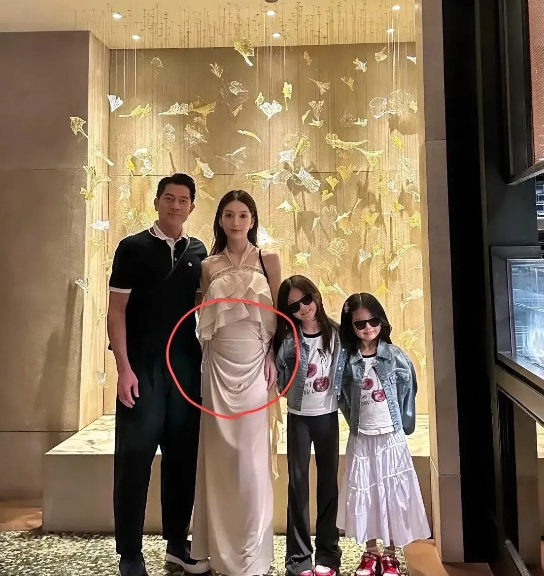 一开始我真的挺搞不懂郭富城放着熊黛林不娶偏偏娶了一个普通人看到这张照片