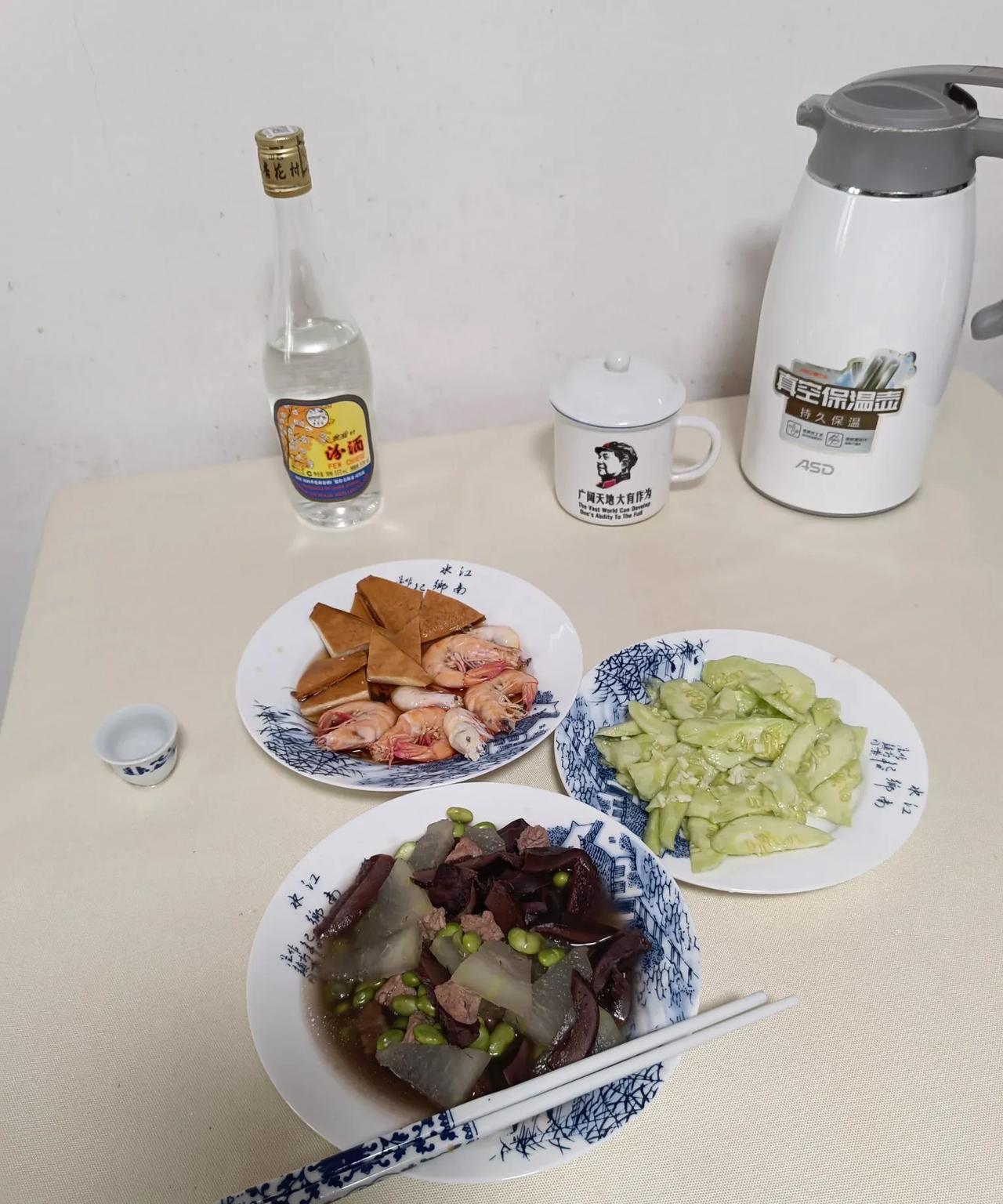 72岁单身老男人今天又买到难得一见的美味食材：一条，渔船上只有一条，渔民刚捕捉到